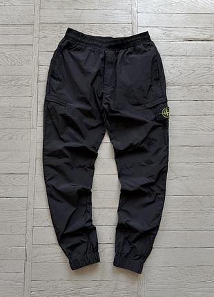 Нейлонові спортивні штани від італійського бренду stone island на манжетах з кишенями