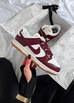Стильные женские кроссовкиnike sb dunk croc burgundy
