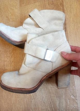 Ботильоны ugg на каблуке
