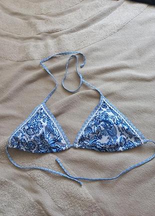 Верх лиф купальника белый с сине-голубым принтом пейсли.  zara mango h&m