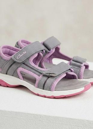 Дитячі сандалі на дівчинку clarks expo sea k, виконані в сірому кольорі з рожевими та бузковими акцентами 28