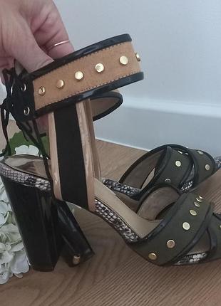 River island босоножки принт под змеиную кожу и отделка заклепками 37 размер стелька-24