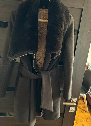 Елегантне жіноче пальто bogira collection у класичному шоколадному кольорі. стильна модель із широким м’яким хутряним коміром