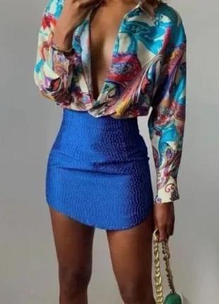Синя міні-спідниця zara з вигнутим подолом та текстурованою тканиною