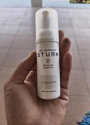 Dr. barbara sturm cleanser, очищаюча пінка для обличчя, розроблена для м'якого, але глибокого очищення шкіри.