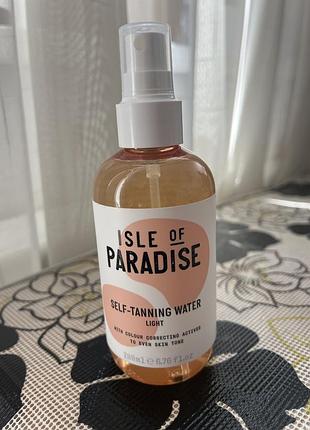 Isle of paradise light self-tanning water, прозора вода для автозасмаги у відтінку "light" (світлий).