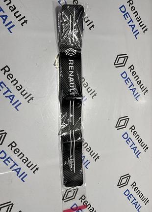 Карбоновая наклейка на порог в авто renault