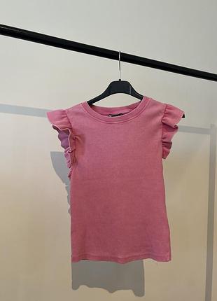 Рожева футболка з рюшами на рукавах , у рубчик, ідеальний стан, бренд zara
