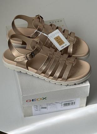 Geox нові шкіряні босоніжки р.39
