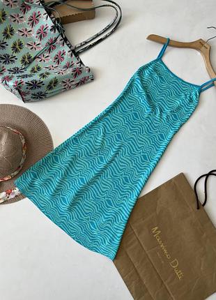 Бірюзова сукня zara на тонких бретельках вирізняється візерунком у вигляді хвиль.
