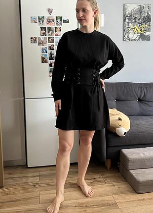 Чорна міні сукня з затяжками на талії