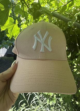 Кепка жіноча new era