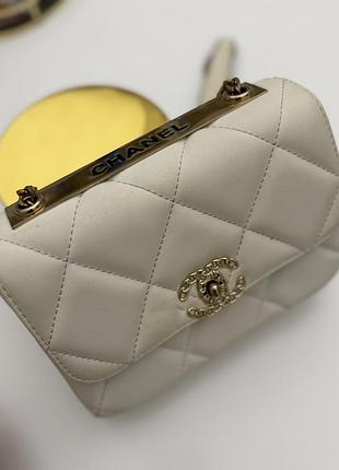 Сумочка білого кольору chanel