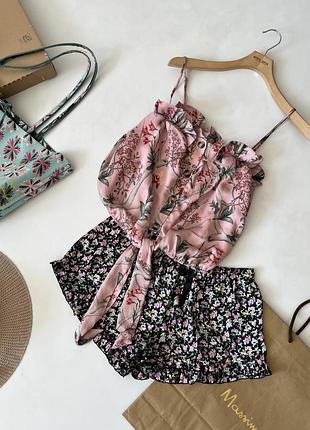 Сатиновий топ з квітковим принтом та рюшами з колаборації h&m x johanna ortiz.