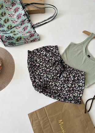 Піжамні шорти h&m із квітковим принтом та рюшами мають еластичний пояс із зав'язками.