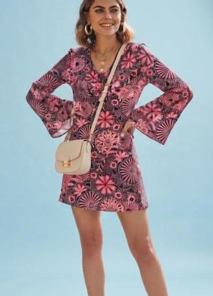 Вискозное платье от new look 14 р-р с розово-черным цветочным принтом и длинными расклешенными рукавами