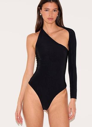 Боді на один рукав prettylittlething