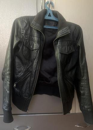 Кожана куртка чорного кольору розімр s bershka