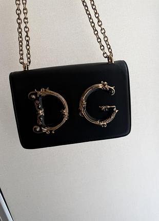 Сумочка dolce & gabbana з золотими деталями та ланцюжком