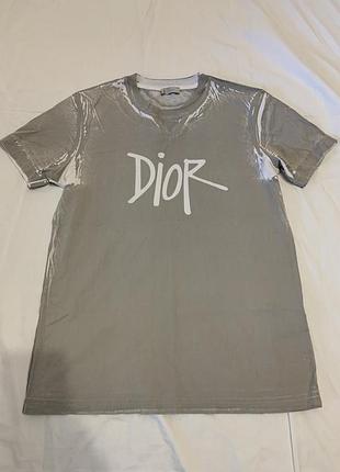 Футболка dior x shawn stussy. розмір м.s. створена у співпраці з художником шон стусі.