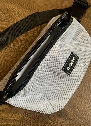 Нова поясна сумка бананка adidas вмістка світло блакитна в сітку