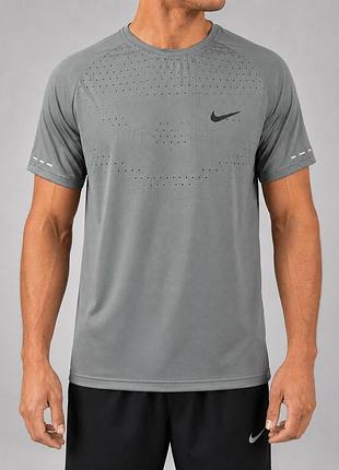 Спортивна футболка nike dri-fit чоловіча,світло-сіра,дихаюча для бігу та тренувань