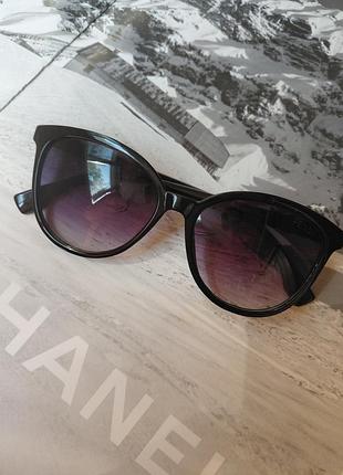 Солнцезащитные очки fendi классическая черная оправа из пластика с характерными градиентными линзами темно-фиолетового цвета сонцезахисні окуляри