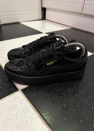Puma vikky platform patent в чорному кольорі.