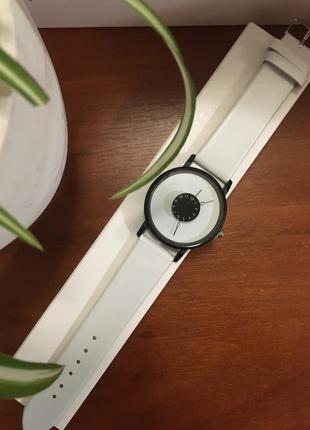 Оригінальний білий годинник