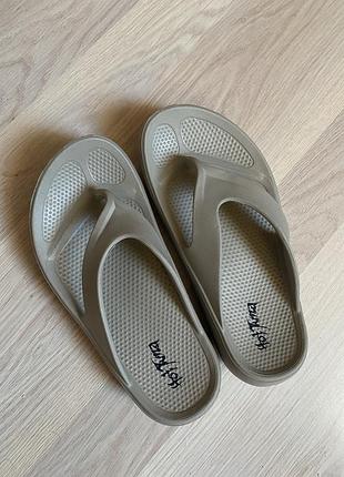 В'єтнамки сірі дитячі фірмові шльопки оригінал hot tuna ht flip flops womens сіро-коричневі сірі шльопки оригінал- 35