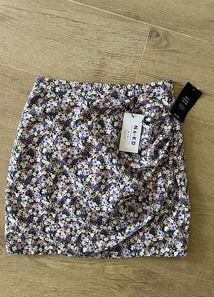 Нова жіноча коротка спідниця na-kd dark floral. яскравий квітковий принт, розмір eu 36–38, стильна та універсальна.
