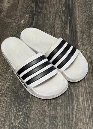 Оригінальні тапочки adidas
