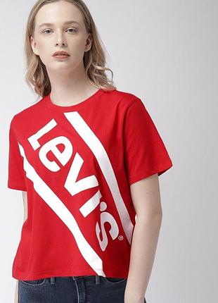 Укорочена футболка levi's червоного кольору з великим білим діагональним логотипом розмір s