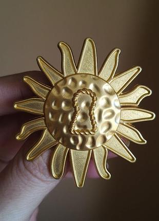 Рельєфна брошка ☀️ сонце та замок у стилі скіапареллі