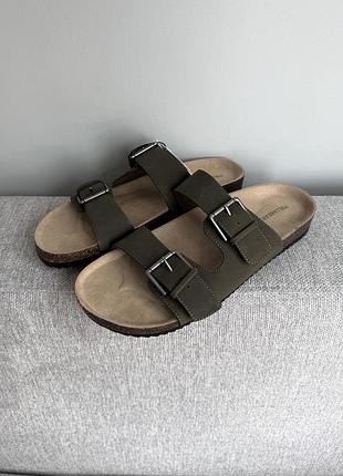 Оригінальні чоловічі сандалі з пряжками з еко шкіри pull&bear шльопанці шлепанци тапочки тапки