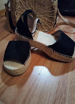 Женские босоножки