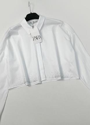 Коротка біла бавовняна вільна сорочка з довгим рукавом зі стразами zara