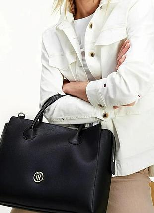 Черная сумка tommy hilfiger charming satchel с текстурированной отделкой и золотой фурнитурой /0000h/