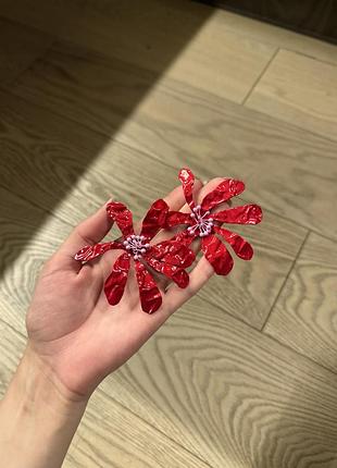 Сережки в форму червоної квітки