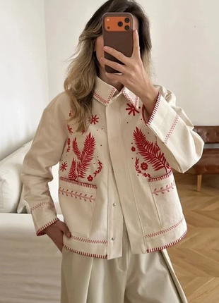 Жакет з вишивкою від бренду zara