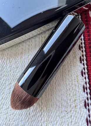 Пензель для макіяжу chanel для нанесення флюїд-тинту або тональної основи.