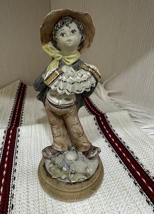Статуетка, бісквітна порцеляна, сувенір хлопчик який грає на акордеоні