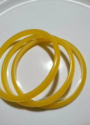 Три браслети бурштинового кольору. діаметр 7 див.