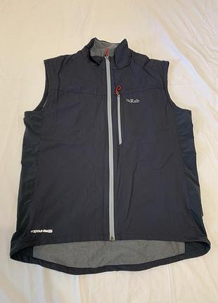 Чорний чоловічий жилет rab vapour-rise flex vest із сірими акцентами на блискавці та кишені. розмір l.