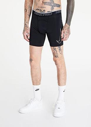 Чоловічі, компресійні шорти nike pro чорного кольору. виготовлені з еластичного матеріалу, який щільно прилягає до тіла, забезпечуючи підтримку м’