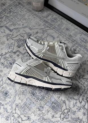 Женские кроссовки найк вомеро стильные nike vomero 5 photon dust 40