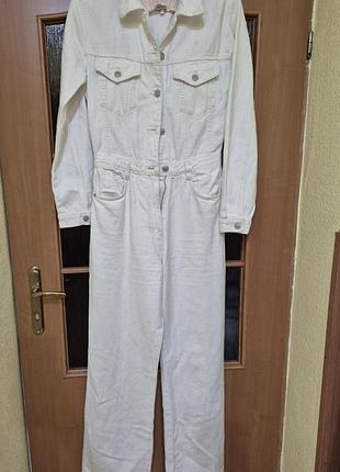 Белый джинсовый комбинезон zara m