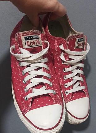 Ты можешь слиться с толпой. а можешь надеть красные converse❤️