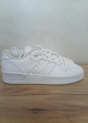 Кросівки adidas rivalry low білі gx2272
розмір 42 довжина устілки 26.5 см
стан нові
сток