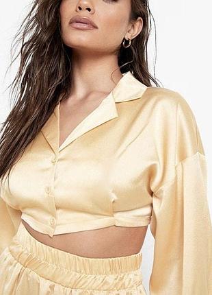Укороченная атласная рубашка boohoo в золотистом цвете с объемными рукавами сатинова сорочка з довгими рукавами